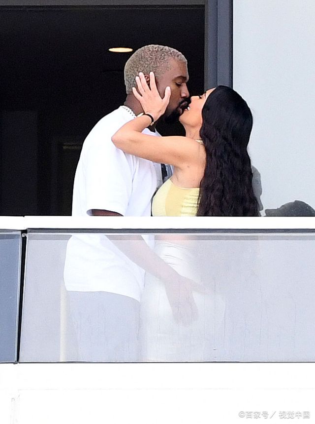 卡戴珊"金银"套装身材傲人,与老公"侃爷"热情拥吻撒狗粮